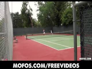 Inviting tenisz menyecske vannak elcsípett nyújtás előtt egy match