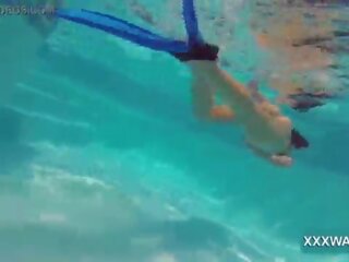 Sensational brunette harlot snoep swims onderwater