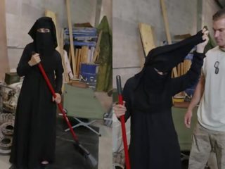 Tour av ræv - muslim kvinne sweeping gulv blir noticed av seksuelt aroused amerikansk soldier