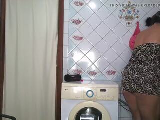 Горещ домакиня lukerya cleans на кухня в на сутрин