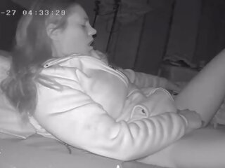 Kisérőnő felébred fel korai hogy dörzsölés neki punci előtt munka rejtett kamera