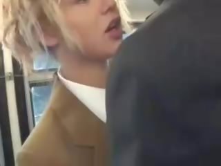 Blondine deity zuigen aziatisch adolescents piemel op de bus