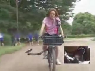 Japońskie sympatia masturbated podczas ujeżdżanie za specially modified seks klips bike!