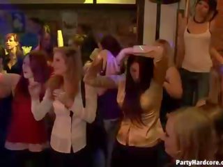 קבוצה מבוגר וידאו פרועה patty ב לילה מועדון