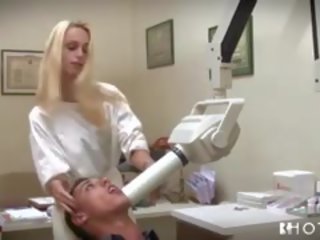 Smulkutė blondinė dentists dulkinimasis jos klientas laukinis