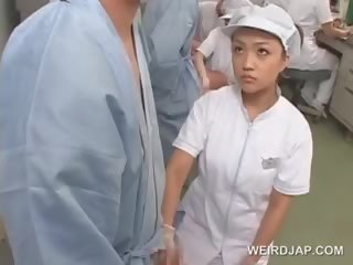 Fies asiatisch krankenschwester reiben sie patienten verhungert manhood