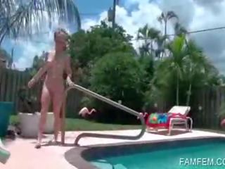 Khiêu dâm blondie hiển thị khỏa thân thân thể tại hồ bơi
