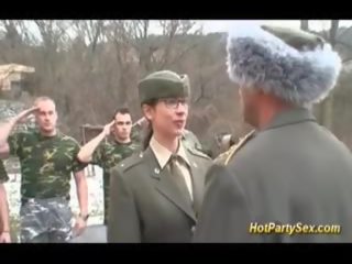 Militar joven dama consigue soldiers corrida